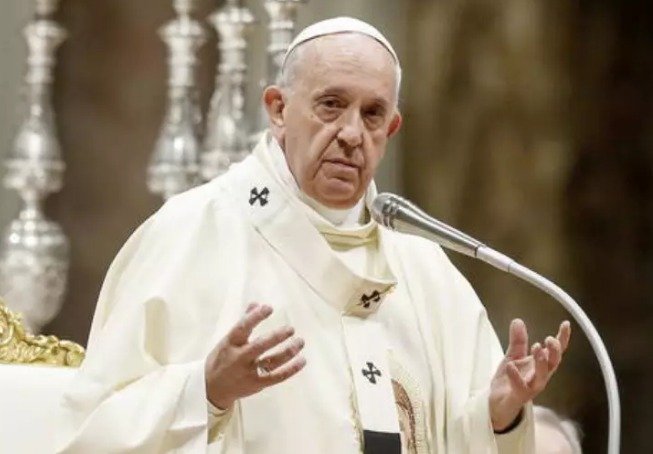 Papa Francisco se prostra no chão em oração e clama a Deus com lágrimas e coração quebrantado