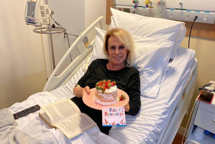 Ana Maria Braga posta foto em hospital