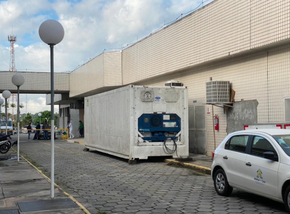 Hospital de Manaus recebe câmara frigorífica para colocar os corpos