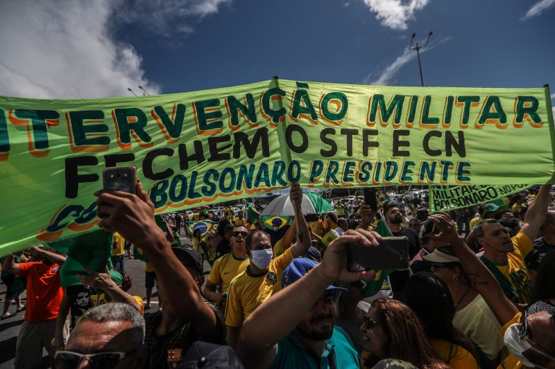 Bolsonaro discursa a favor da intervenção militar ‘não queremos negociar’