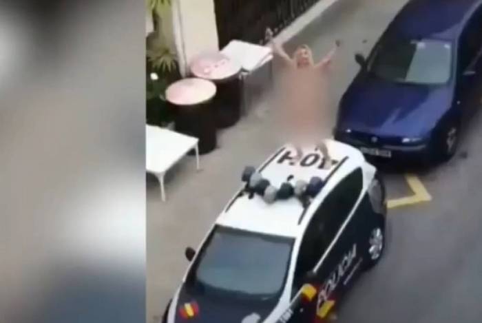 Veja o vídeo – Mulher nua sobe em carro da polícia