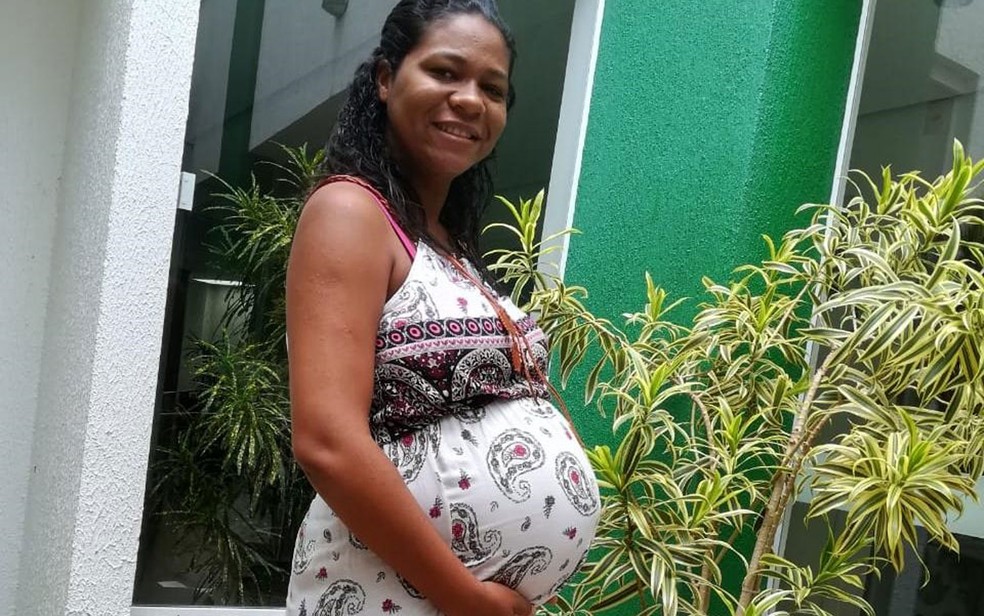 Mulher de 28 anos morre com coronavírus pouco tempo depois de sua filha nascer
