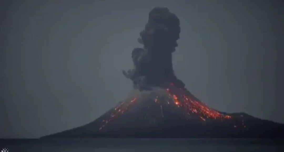Vulcão mais temido do mundo entra em erupção