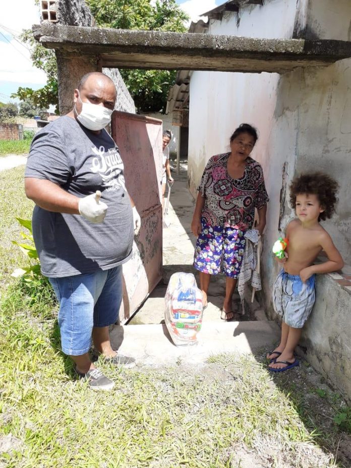 Desconhecidos levam comida para moradores de favela em meio a pandemia