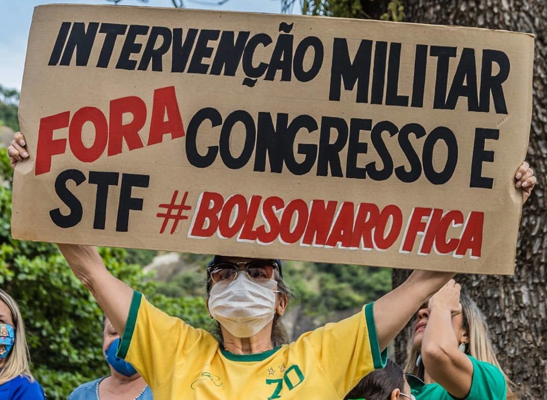 Bolsonaro faz discurso em manifestação pela intervenção militar