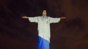 Cristo Redentor homenageia profissionais da saúde vestindo jaleco e com estetoscópio