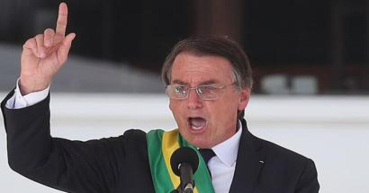Bolsonaro critica isolamento e diz, “Devemos, sim, voltar à normalidade”