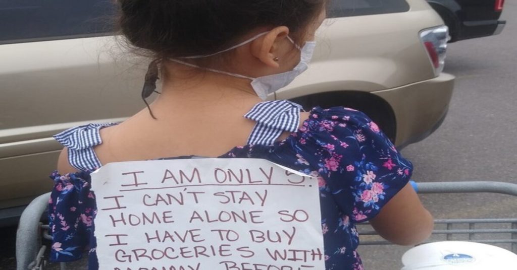 Para não ser julgada, ao ir às compras com a filha, mãe cola um cartaz na menina a explicar que não tem onde a deixar