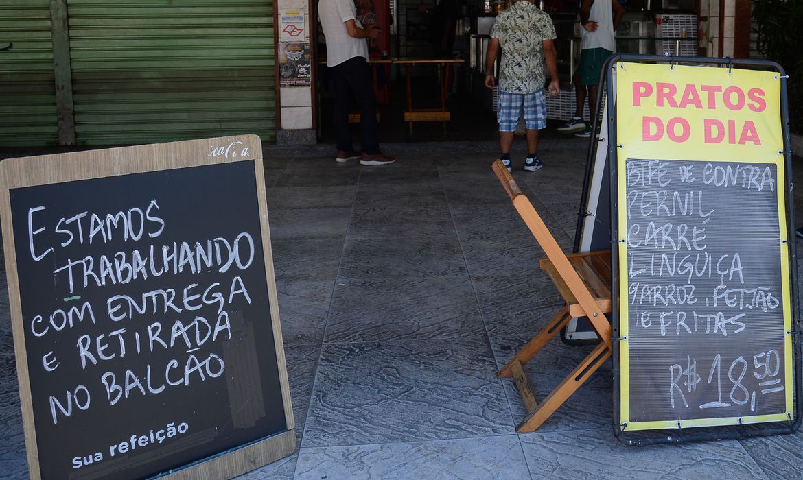 Comerciantes do Rio desrespeitam decreto e abrem mais cedo