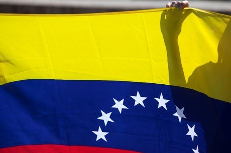 Venezuela decreta estado de sítio na fronteira com Colômbia