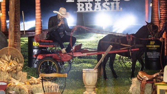Veja o vídeo Cantor sertanejo vira meme após ser levado por cavalo durante live