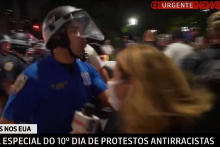Truculência Repórter da GloboNews leva empurrão ao vivo de policial nos EUA