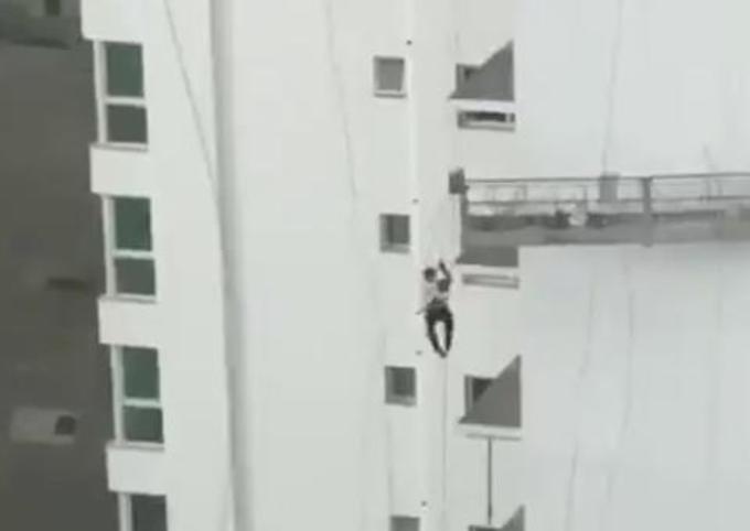 Durante ciclone em Santa Catarina, homem fica pendurado em andaime de prédio e cenas são aterrorizantes; Vídeo