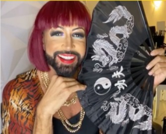 Distante da fama, Latino se torna drag queen e fãs apoiam: ‘Passo grande na carreira’