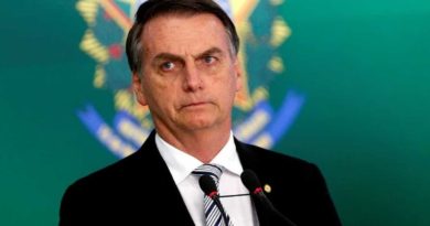 Máscara é coisa de v****, teria dito Bolsonaro para induzir visitas a não utilizarem a proteção Máscara é coisa de v****, teria dito Bolsonaro para induzir visitas a não utilizarem a proteção