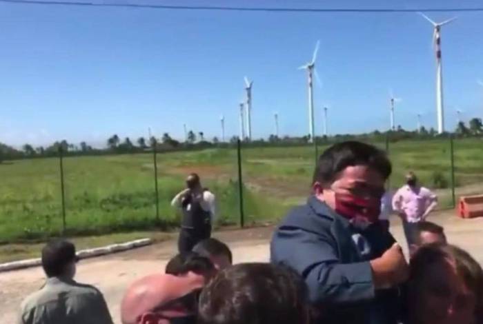 Vídeo Bolsonaro carrega anão nos ombros achando que é uma criança