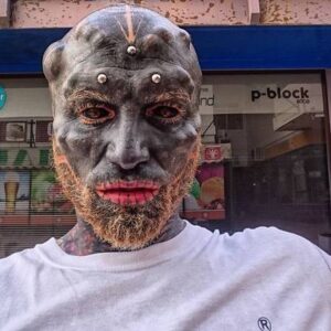 Francês retira as orelhas e a ponta do nariz para se tornar 'alien negro'; confira