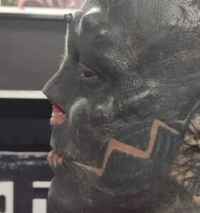 Francês retira as orelhas e a ponta do nariz para se tornar 'alien negro'; confira