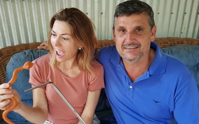 Mulher acorda ao receber picada de cobra na testa