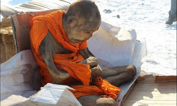Monge mumificado há 200 anos não está MORTO, defendem budistas.