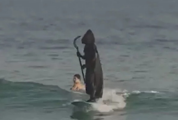Vídeo Vestido de “morte”, surfista faz alerta sobre aglomerações em praia