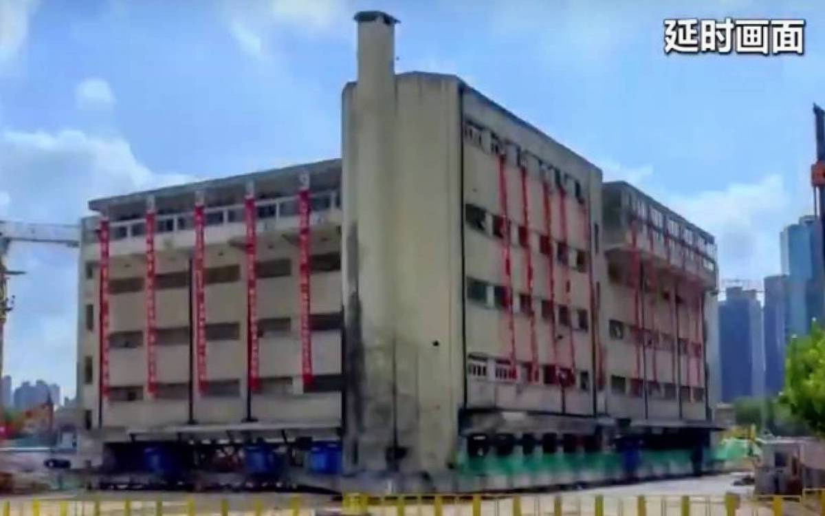Incrível Chineses mudam prédio de 7 mil toneladas de lugar; assista ao vídeo