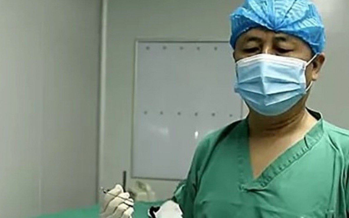 Médicos removeram sanguessuga gigante da cabeça de uma criança