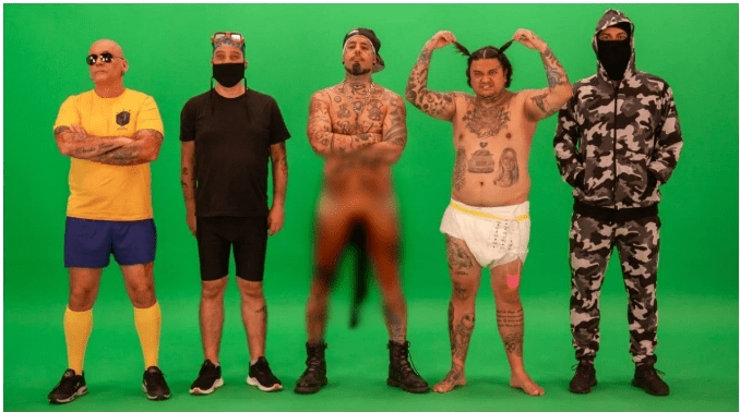 Tico Santa Cruz surge usando apenas meia no órgão genital em clipe. Confira!