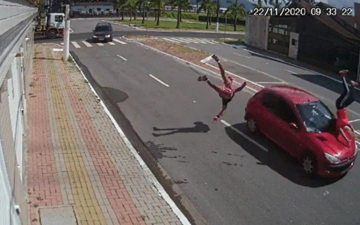 Vídeo Casal ‘voa’ após ser atropelado por carro desgovernado