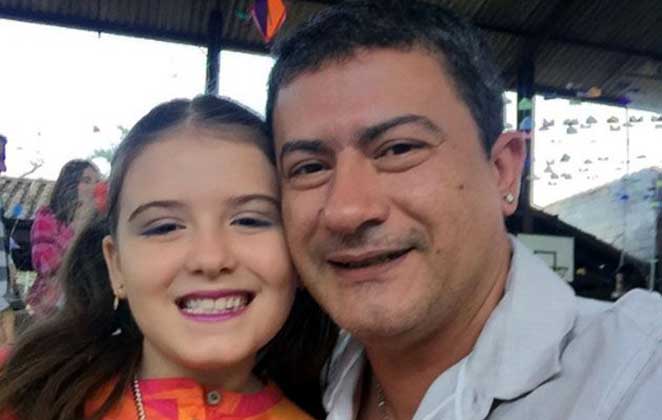 Filha mais nova de Tom Veiga faz cerimônia de sétimo dia da morte do pai
