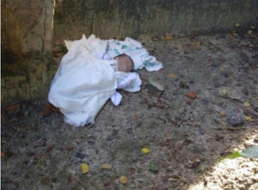 Apenas de fralda e blusa, bebê é abandonado no meio da rua: