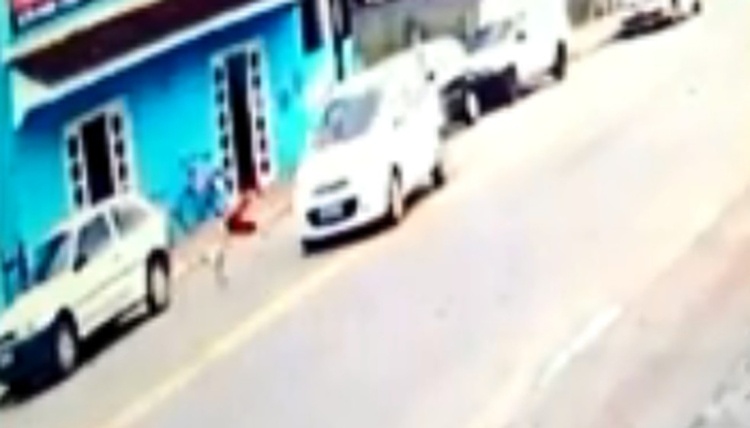 Vídeo criança é atropelada por carro e sai andando após acidente