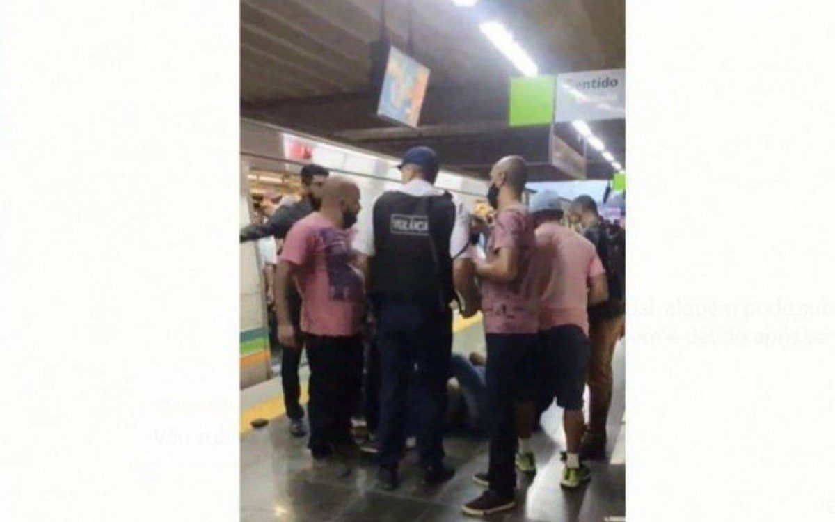 Homem é linchado após ser flagrado se m@sturb@ndo no metrô