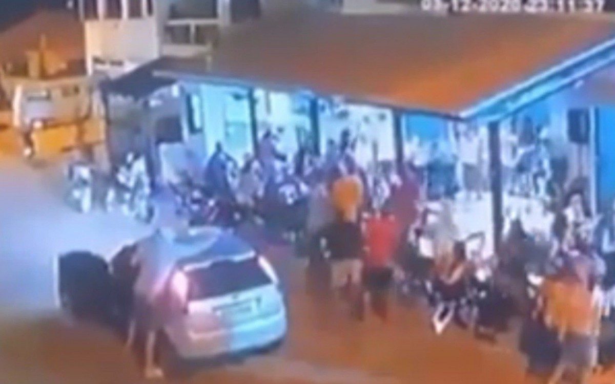 Vídeo Homem abre fogo contra frequentadores de bar