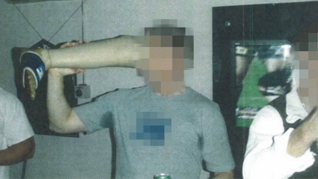 Foto de soldado australiano tomando cerveja em prótese de extremista do Talibã morto causa indignação