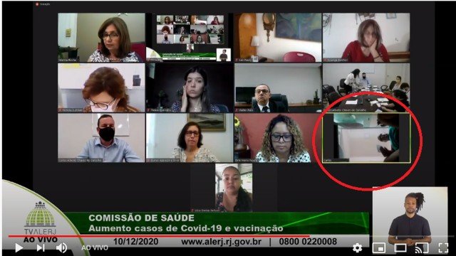Homem aparece fazendo ‘número dois’ em audiência na Assembleia Legislativa