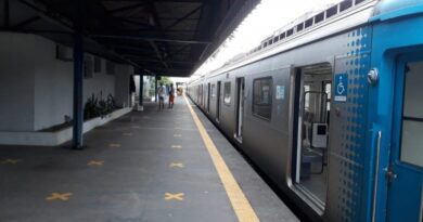 Homem é brutalmente assassinado em bilheteria da estação de trem Homem é brutalmente assassinado em bilheteria da estação de trem