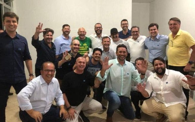 Sem máscaras, Bolsonaro participa de jantar com Ratinho e dono da Havan