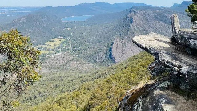 Turista morre ao cair de altura de 80 metros quando fazia selfie em penhasco