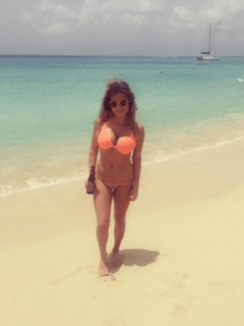 Estrela de reality é presa ao tentar viajar de avião com namorado com covid-19