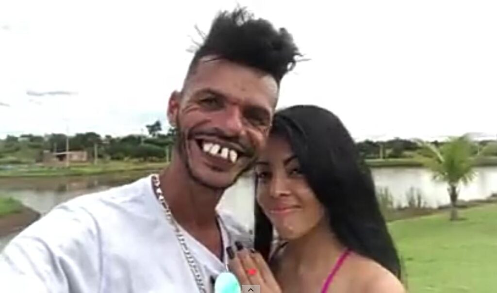 Lembra do Dinho Papa Capim? Após deixar esposa com câncer, ele assume namoro com 'novinha' e diz Lembra do Dinho Papa Capim? Após deixar esposa com câncer, ele assume namoro com 'novinha' e diz