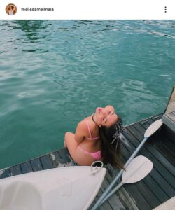 De costas, Mel Maia renova bronzeado usando ‘traje de banho’ e causa polêmica: ‘Só tem 16 anos, deveria parar’