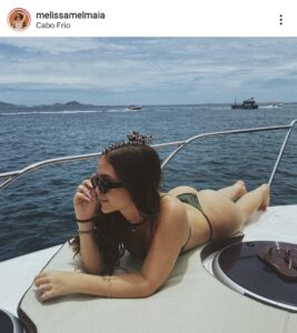 De costas, Mel Maia renova bronzeado usando ‘traje de banho’ e causa polêmica: ‘Só tem 16 anos, deveria parar’