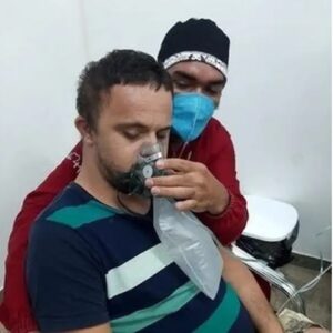 Foto de enfermeiro abraçando paciente com síndrome de Down com o último restante de oxigênio viralizara e causa comoção na internet