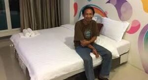 Morador de rua encontrou a carteira de um milionário, devolveu e o dono o recompensou com casa e trabalho