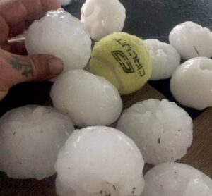 Mulher se fere ao usar o próprio corpo como escudo para proteger o bebê de chuva de granizo