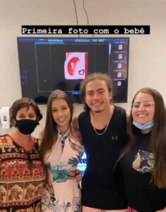 Whindersson e Maria Lina mostram ultrassom do filho: 