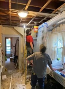 Eletricista chamado para trocar lâmpada em casa de idosa faz reforma de graça em imóvel