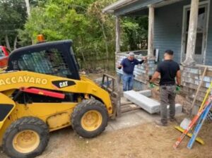 Eletricista chamado para trocar lâmpada em casa de idosa faz reforma de graça em imóvel