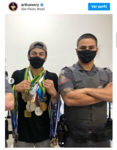 Ladrões deixam medalhas roubadas do ginasta Arthur Nory em lixeira com carta de pedido de desculpas